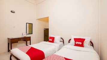Kamar Twin Standar | Meja kerja dan seprai linen