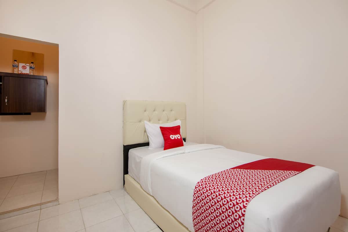 Standard Single Room | Meja, cadar katil