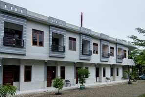 Exterior - OYO 2069 Wisma Syariah Kampung Baru (Rantauprapat)