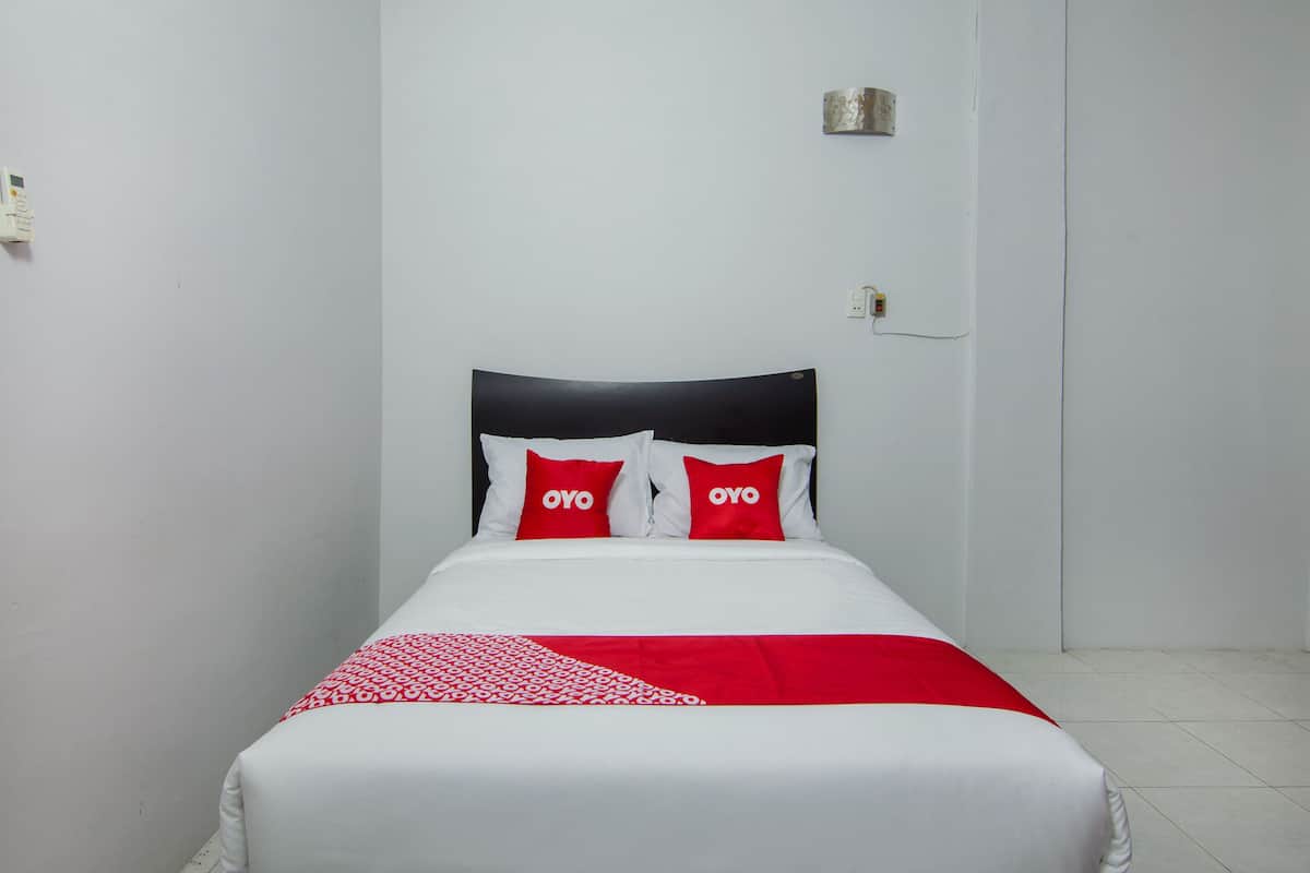 Standard Double Room | Meja, cadar katil