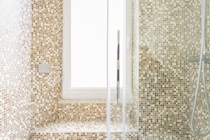 Regadera, secadora de cabello, bidet, toallas 