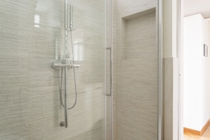 Shower, hair dryer, bidet, towels