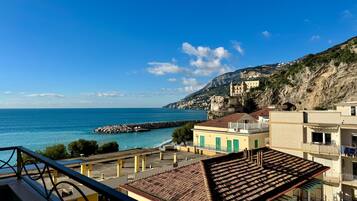 Monolocale panoramico, vista mare, fronte mare | Vista balcone