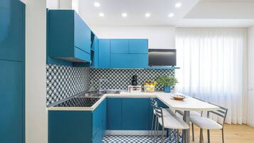 Deluxe-Apartment, Bergblick, Annex | Eigene Küche | Großer Kühlschrank, Ofen, Herdplatte, Kochgeschirr/Geschirr/Besteck