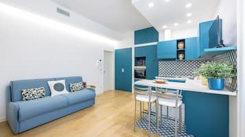 Deluxe-Apartment, Bergblick, Annex | Wohnbereich | 32-Zoll-Flachbildfernseher mit Digitalempfang, Fernseher