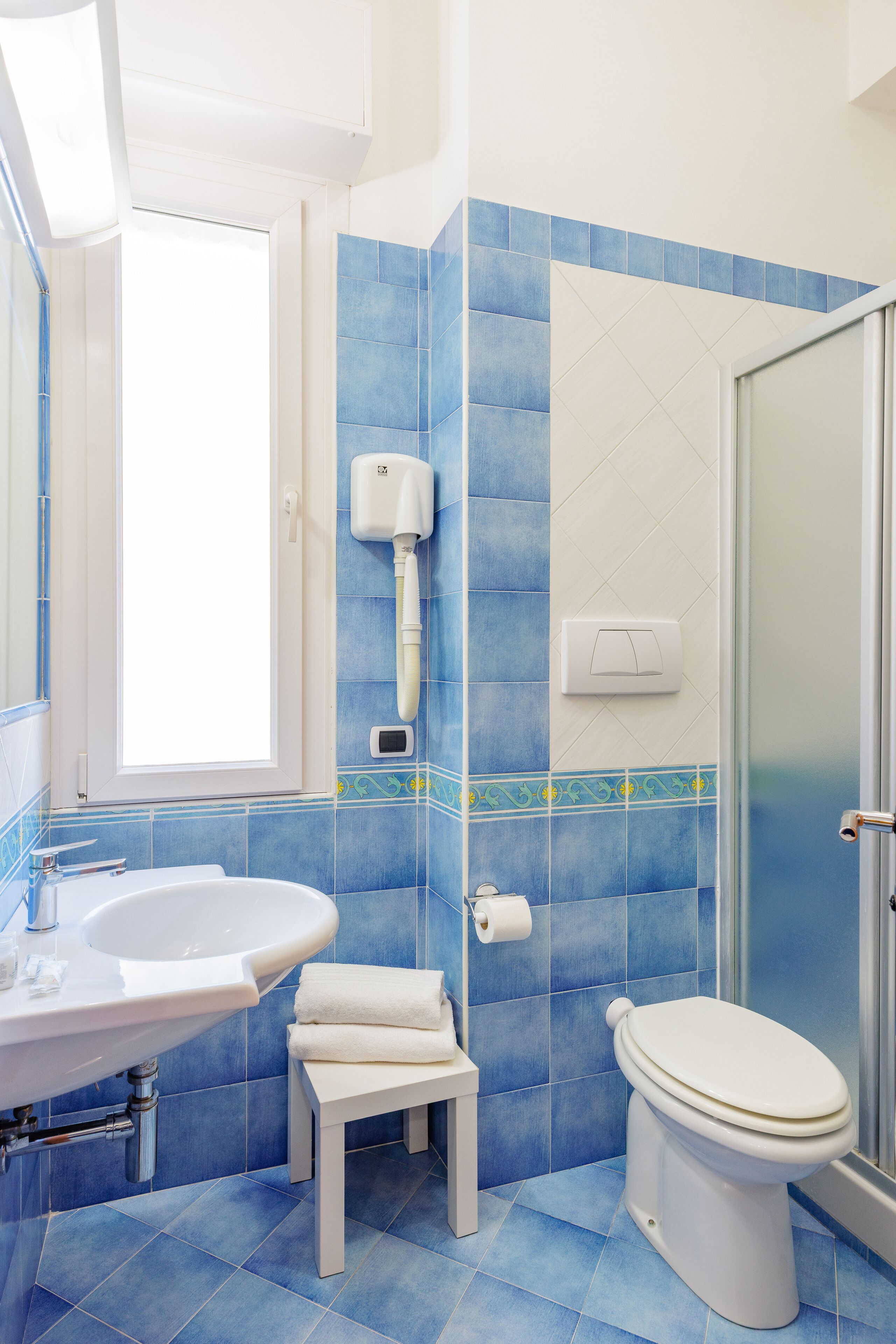 Ein Badezimmer mit Waschbecken, Toilette und Dusche.