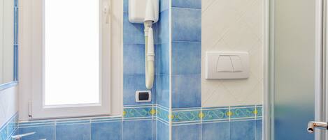 Ein Badezimmer mit Waschbecken, Toilette und Dusche.