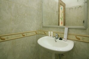 Standard Double Room | Bathroom | Shower, towels, soap - OYO 1456 Hotel Garuda (Terbanggi Besar)