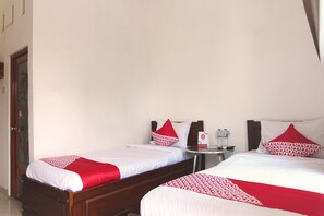Standard Twin Room | Bed sheets - OYO 1456 Hotel Garuda (Terbanggi Besar)