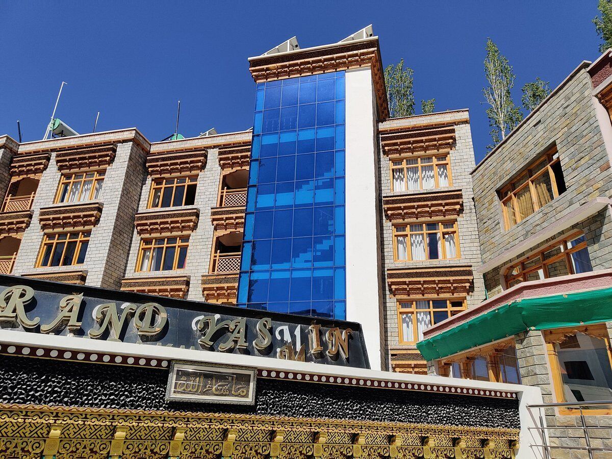 A building with a sign reading "Grand Kasim".