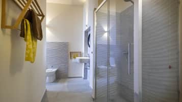 Doppelzimmer (Dante) | Badezimmer | Kostenlose Toilettenartikel, Bidet, Handtücher