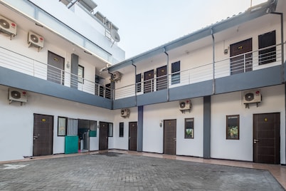 OYO 1460 Anyelir Residence