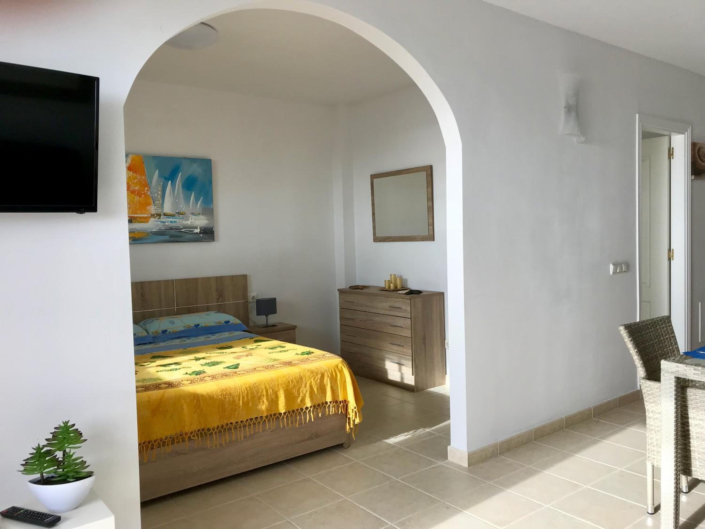 1 dormitori, caixa forta a l'habitació, escriptori i cortines opaques 