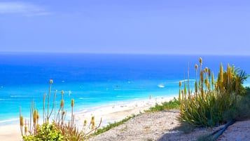 Tæt på stranden, hvidt sand, strandbarer