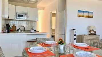 Frigorífic, forn, placa de cuina i bullidora elèctrica