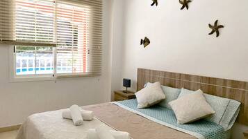 1 soveværelse, pengeskab på værelset, skrivebord, mørklægningsgardiner