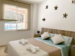 1 habitación, caja de seguridad en la habitación y escritorio