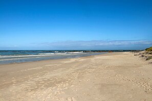 ใกล้ชายหาด, ทรายสีขาว
