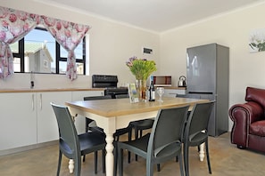 Private kitchen | Full-size fridge, microwave, oven, stovetop