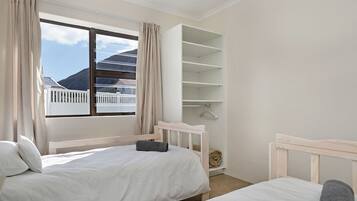 3 bedrooms, blackout curtains, bed sheets