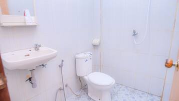 Standard Twin Room | Bathroom | Shower, towels