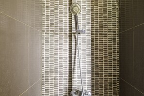 Shower, towels - Capital O 1973 Guest House Toserba Selamat Syariah Pelabuhan Ratu (Pelabuhan Ratu)