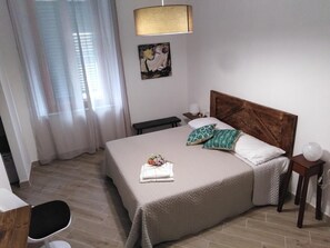 Minibar, escritorio, wifi gratis y ropa de cama 