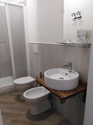 ห้องคอมฟอร์ทดับเบิล | ห้องน้ำ | ฝักบัว, เรนชาวเวอร์, ของใช้ในห้องน้ำฟรี, ไดร์เป่าผม