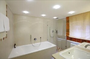 Shower, free toiletries, hair dryer, towels - Landgasthof Adler (Rammingen)