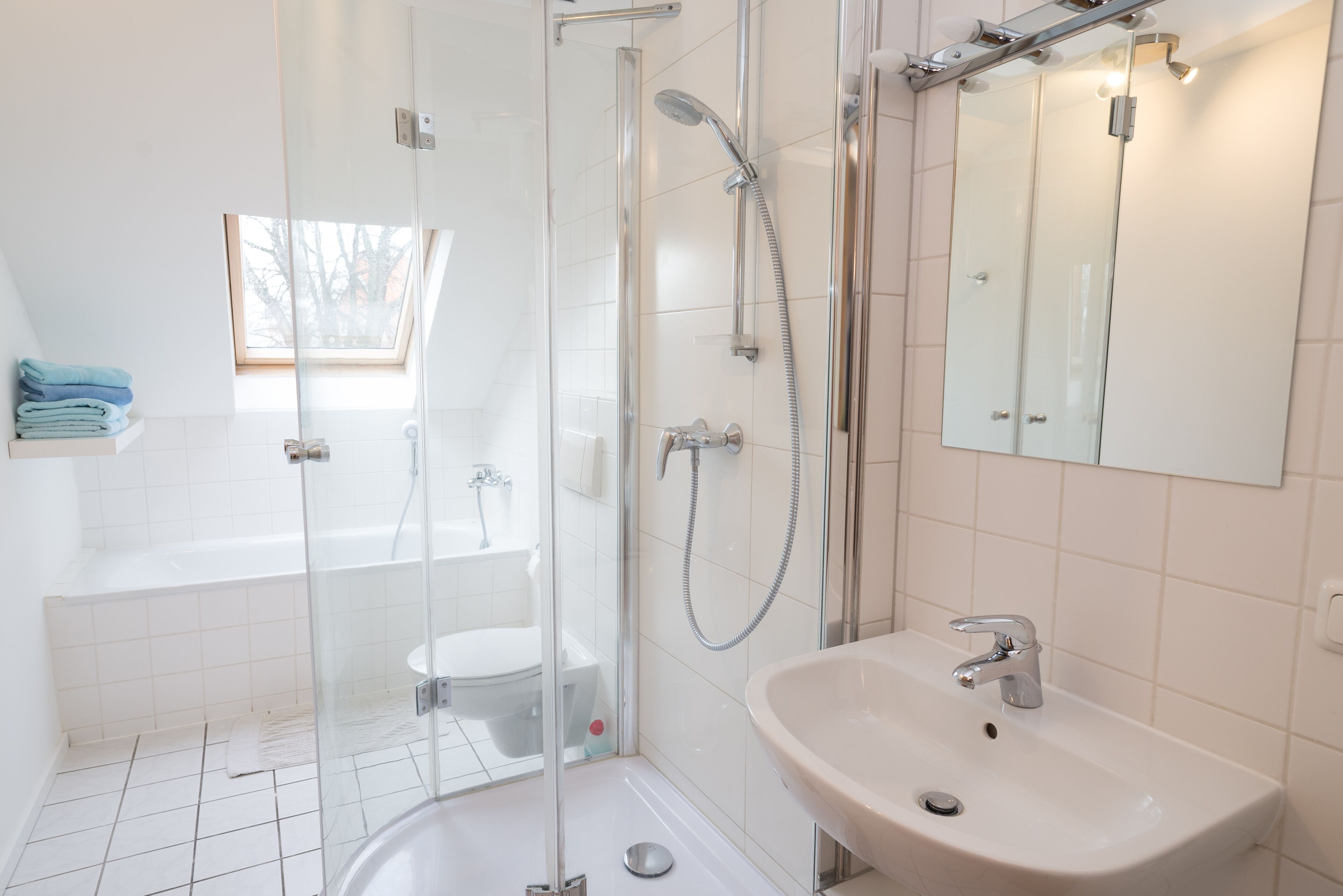 Buồng tắm vòi sen, máy sấy tóc, khăn tắm, xà phòng 