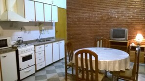Cozinha privada | Frigobar, micro-ondas, fogão, cooktop