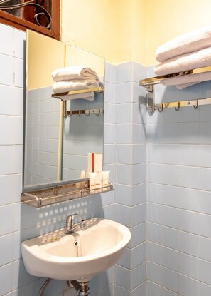 Habitación doble estándar | Baño | Regadera y toallas 