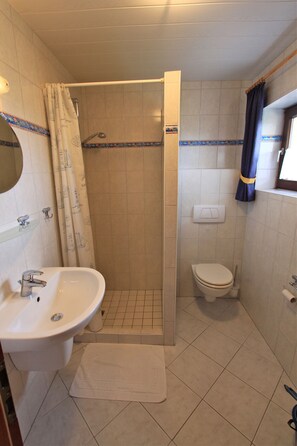 Apartment | Bathroom | Shower, towels, toilet paper - Ferienhof Alte Mühle - Mühle 3 (Fehmarn)