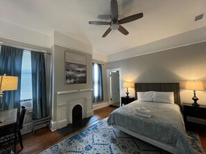 4 chambres, bureau, fer et planche à repasser, lit parapluie