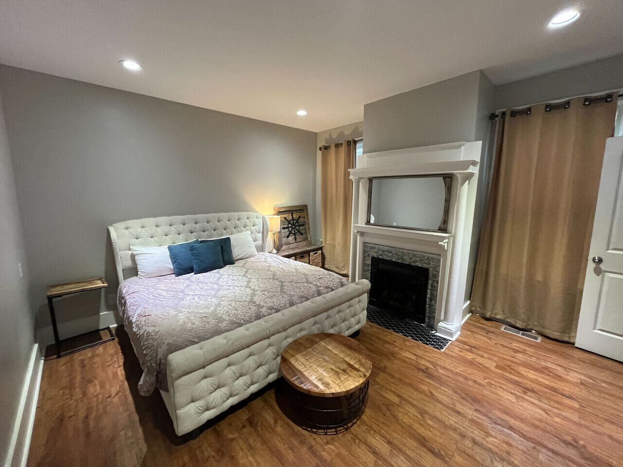 4 habitaciones, escritorio y tabla de planchar con plancha 