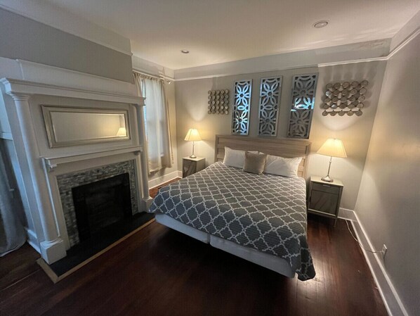 4 chambres, bureau, fer et planche à repasser, lit parapluie