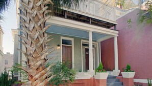 A two-story house with a porch, a palm tree, and a brick wall. - Huge 5 bed, 5 bath in Historic Downtown Savannah (Savannah)