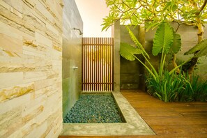 الدش داخل الحمام