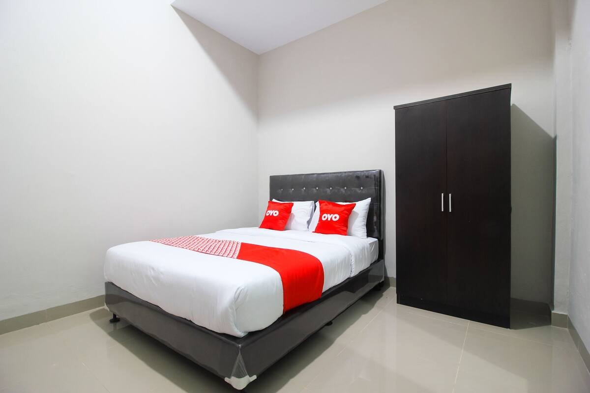 Desk, bed sheets