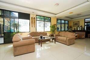 Lobby sitting area - Hotel O Tampiarto (Probolinggo)