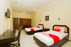 Desk, free WiFi, bed sheets - Hotel O Tampiarto (Probolinggo)