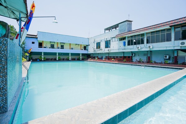 Una piscina al aire libre