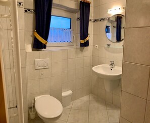Appartement (incl. Laundry and cleaning Fee) | Salle de bain | Douche, serviettes fournies, papier de toilette