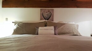 A bed with a pillow that reads 'IT'S A PERFECT DAY' and a decorative item above it. - Home near Franklin College and Lugano Center (Collina d'Oro)