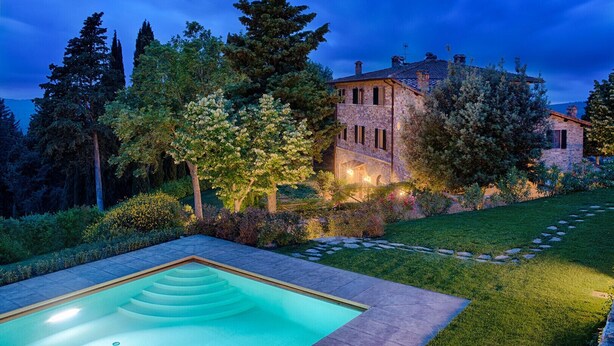 A stone building with a swimming pool, surrounded by trees and a well-maintained lawn. - Luxury Chianti in La Farfalla (Greve in Chianti)