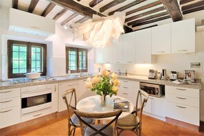 Mikrovågsugn, diskmaskin, kaffe- och tebryggare och grytor/köksredskap