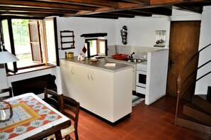 Casa de campo, 2 quartos, piscina particular, vista para a montanha | Cozinha privada | Cafeteira/chaleira, talheres/pratos/utensílios de cozinha