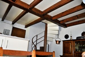 Casa de campo, 2 quartos, piscina particular, vista para a montanha | Opções para refeição no quarto