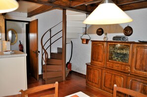 Casa de campo, 2 quartos, piscina particular, vista para a montanha | Sala de estar | Lareira