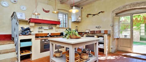 Villa, plusieurs chambres, piscine privée, vue montagne | Cuisine privée | Grand réfrigérateur, micro-ondes, four, plaque de cuisson